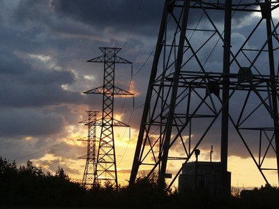 Các hợp đồng cung cấp điện giữa Bắc Kinh và Moskva có hiệu lực đến năm 2037, tuy nhiên các nguồn tin của báo Kommersant cho biết việc xuất khẩu điện từ Liên bang Nga sang Trung Quốc khó có khả năng được nối lại trong năm nay. (Trong ảnh: Mạng lưới truyền tải điện. Ảnh minh hoạ: Getty Images)