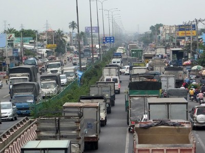 Quốc lộ 1 đoạn qua huyện Bình Chánh cũ hiện đang quá tải - Ảnh: Lê Quân