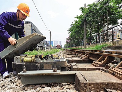 Bảo trì hệ thống thông tin tín hiệu trên tuyến đường sắt Bắc Nam. Ảnh: P.V 