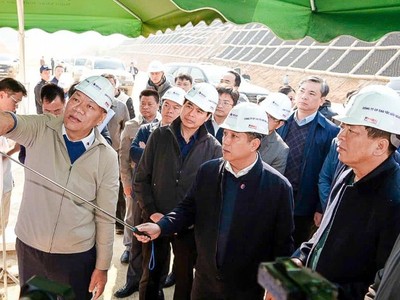 Đại diện nhà đầu tư báo cáo Bộ trưởng Xây dựng tình hình triển khai Dự án đầu tư xây dựng tuyến cao tốc Đồng Đăng - Trà Lĩnh. 