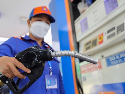 Giá xăng dầu trong nước biến động tăng, giảm đan xen trong năm 2025. Ảnh minh họa.