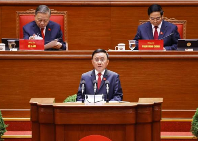 Thường trực Ban Bí Trần Cẩm Tú trình bày Báo cáo kiểm điểm sự lãnh đạo, chỉ đạo của Ban Chấp hành Trung ương Đảng khóa XIII. Ảnh: TTXVN. 