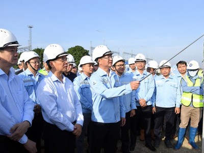 Phó Thủ tướng Bùi Thanh Sơn nghe báo cáo tiến độ chuỗi dự án Trung tâm Điện lực Ô Môn - Lô B tại phường Phước Thới, TP. Cần Thơ - Ảnh: VGP