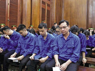 Đoàn Hữu Lượng (hàng đầu, đeo kính) và các bị cáo tại tòa 