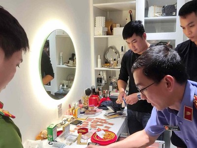 Cơ quan chức năng Đà Nẵng lập biên bản tạm giữ tang vật, phục vụ công tác điều tra. Ảnh: Bảo Ngọc 