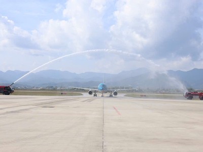 Cảng hàng không Điện Biên đón chuyến bay thẳng đầu tiên từ TP.HCM của Vietnam Airlines hôm 24/12/2025. 