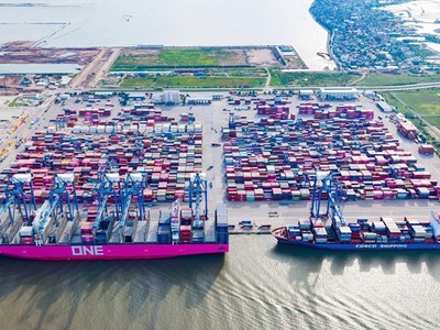 Với lợi thế cảng nước sâu lớn nhất miền Bắc, các bến cảng tại khu bến Lạch Huyện thu hút nhiều hãng tàu lớn trên thế giới cập cảng. Ảnh: Lê Dũng