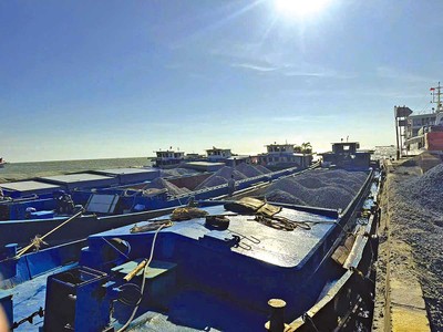 Các tàu chở đá xây dựng cập cảng Phú Quốc (Ảnh: P.V) 