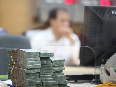 Tiền đang được rút dần khỏi hệ thống ngân hàng