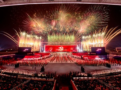 Đại nhạc hội pháo hoa “Dưới lá cờ vẻ vang của Đảng” quy mô hoành tráng chưa từng có. Ảnh: Ánh Dương.