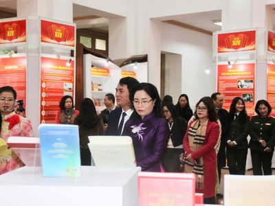 Các đại biểu tham quan triển lãm - Ảnh: VGP