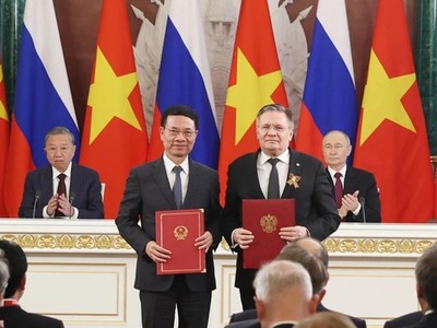 Tổng Bí thư Tô Lâm và Tổng thống Vladimir Putin chứng kiến trao văn kiện Lộ trình tổng thể về hợp tác năng lượng nguyên tử vào mục đích hòa bình giai đoạn 2025-2030 giữa Bộ Khoa học và Công nghệ Việt Nam và Tập đoàn ROSATOM của Nga. (Ảnh: Thống Nhất/TTXVN)