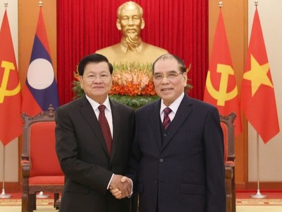 Tổng Bí thư, Chủ tịch nước Lào thăm nguyên Tổng Bí thư Nông Đức Mạnh - Ảnh: VGP/Nhật Bắc