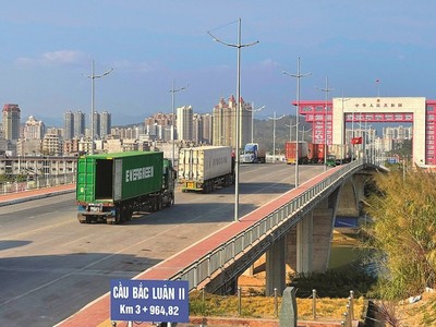 Hàng hóa lưu thông tại Cửa khẩu cầu Bắc Luân II 