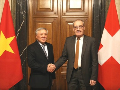 Phó Thủ tướng Thường trực Chính phủ Nguyễn Hòa Bình chào xã giao Tổng thống Thụy Sĩ Guy Parmelin - Ảnh: VGP