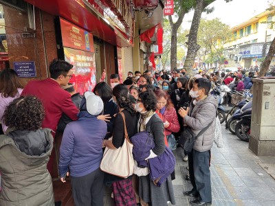 Người dân xếp hàng mua vàng trong sáng ngày 28/1/2026 tại Hà Nội