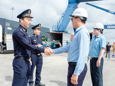 Nhiều doanh nghiệp nhỏ và vừa dù tham gia ngày càng sâu vào chuỗi cung ứng quốc tế nhưng lại thiếu nguồn lực để xây dựng bộ phận chuyên môn về pháp luật và hải quan. Ảnh: CHQ.