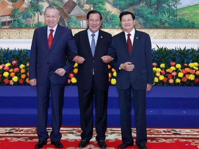 Tổng Bí thư Tô Lâm; Chủ tịch Đảng Nhân dân Campuchia Samdech Techo Hun Sen; Tổng Bí thư, Chủ tịch nước Lào Thongloun Sisoulith tại Cuộc gặp. (Ảnh: Thống Nhất - TTXVN)