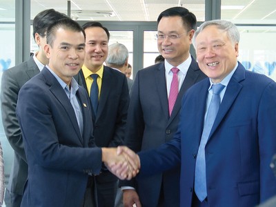 CEO 9 Pay Nguyễn Quang Thịnh (bên trái) đón tiếp Phó Thủ tướng Thường trực Chính phủ Nguyễn Hòa Bình và lãnh đạo TP. Đà Nẵng tới thăm văn phòng của 9Pay tại IFC Đà Nẵng