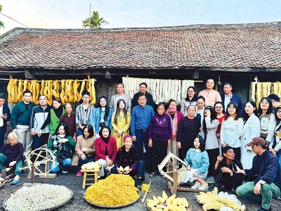 Các nghệ nhân trình diễn và hướng dẫn du khách trải nghiệm se tơ, rút đũi tại làng nghề dệt đũi Nam Cao (Ảnh: Hồ Hạ) 