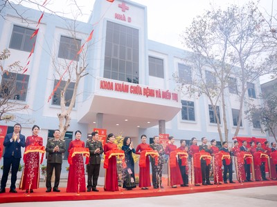 Các đại biểu thực hiện nghi thức cắt băng khánh thành tòa nhà khám chữa bệnh Trung tâm Y tế Tương Dương. Ảnh: Ánh Dương