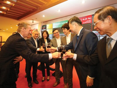 Ông Dominic Scriven (ngoài cùng bên trái) nâng ly cùng đối tác và cộng sự tại buổi lễ lên sàn của Dragon Capital