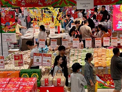 Người dân mua sắm chuẩn bị cho Tết Bính Ngọ 2026.