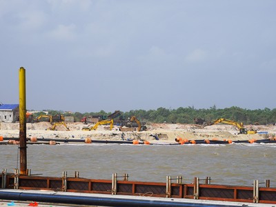 Các đơn vị nhà thầu đang thi công các hạng mục bến số 1 và vũng quay tàu. Ảnh: Trường Nhật