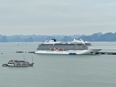 Du lịch tàu biển Quảng Ninh nhộn nhịp, sôi động với sự xuất hiện liên tiếp của các chuyến tàu lớn. Ảnh: Quỳnh Nga