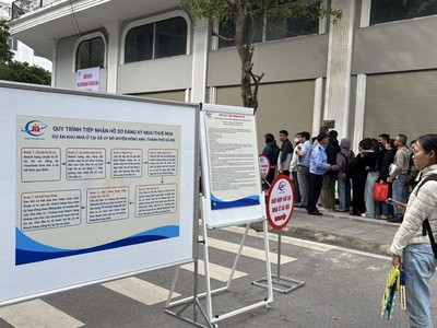 Người dân mua nhà ở xã hội tại xã Đông Anh, thành phố Hà Nội.