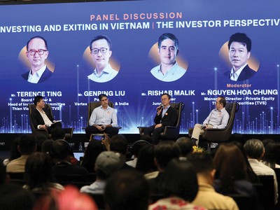 Các diễn giả trong phiên thảo luận “Đầu tư và thoái vốn tại Việt Nam”, được điều phối bởi ông Nguyễn Hòa Chung, Giám đốc điều hành Khối Đầu tư Tư nhân của TVS, với sự tham gia của các nhà đầu tư kỳ cựu đến từ Thien Viet Securities (TVS), Jungle Ventures và Vertex Ventures