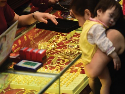 Khi không hiểu rõ các sản phẩm tài chính, dòng tiền của người dân vẫn chủ yếu tìm đến vàng, bất động sản và kênh tiết kiệm