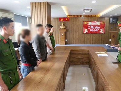 Cơ quan chức năng tống đạt các quyết định có liên quan với các đối tượng trong đường dây sản xuất, buôn bán sơn nước, bột trét tường JOTUN giả quy mô lớn nhất từ trước đến nay trên địa bàn Đà Nẵng. Ảnh: Công an Đà Nẵng 