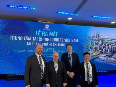  Ông Colin Mullins, Tổng giám đốc điều hành VPAM (thứ 2, từ phải sang) tại Lễ ra mắt VIFC sáng 11/2