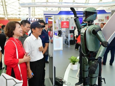 Người dân tương tác với robot AI.
