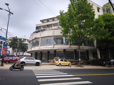 Tòa nhà khách sạn Sê San (bị bỏ hoang từ nhiều năm) có 2 mặt tiền chính trên đường Hùng Vương và Trần Hưng Đạo sẽ được đấu giá thực hiện Dự án Khách sạn, trung tâm mua sắm phức hợp phường Pleiku. 