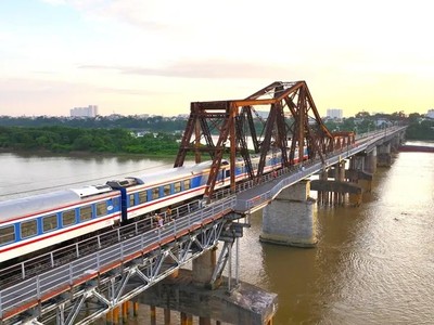 Một đoàn tàu tuyến Hà Nội - Đồng Đăng lưu thông qua cầu Long Biên. 