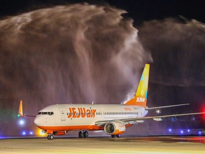 Nghi thức phun vòi rồng chào đón chuyến bay thương mại đầu tiên chặng Đà Lạt-Seoul của Hãng hàng không Jeju Air hạ cánh tại Cảng hàng không Liên Khương hồi tháng 12/2023. 
