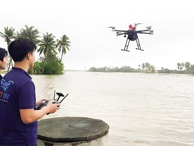 Những chiếc UAV đặc biệt hữu dụng trong cứu hộ - cứu nạn, khi có thể vận chuyển lương khô, thuốc men, nhu yếu phẩm cho đồng bào bị mưa lũ 