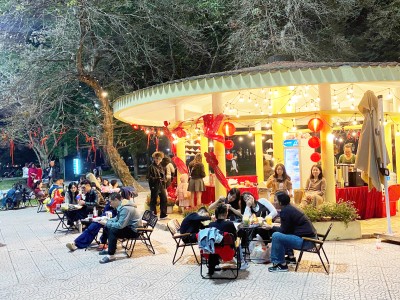 Người dân và du khách trải nghiệm tại “Khu Trải Nghiệm Tết Việt”, ngày 29 tháng Chạp.