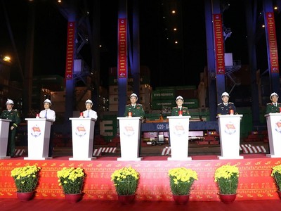 Nghi thức phát lệnh làm hàng đầu Xuân Bính Ngọ tại cảng Cát Lái - Ảnh: L.Q