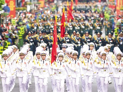 Khi những đoàn quân lớp lớp mạnh mẽ đi qua, trong triệu triệu vòng tay và tấm lòng Nhân dân, quân - dân cùng chung một ý chí, chung một nhịp đập lịch sử hào hùng của dân tộc 