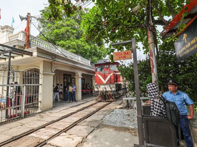 Một đoàn tàu chờ đón khách tại ga Long Biên - Hà Nội. 