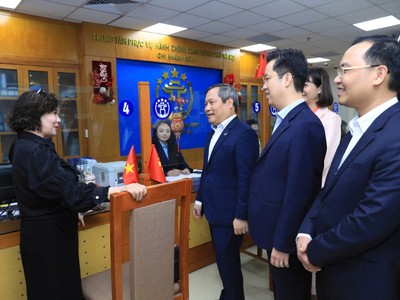 Chủ tịch Hà Nội yêu cầu giải quyết thủ tục kịp thời, tận tâm phục vụ Nhân dân 