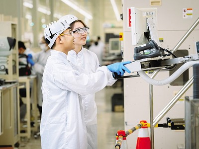 Quyết định mở cửa nền kinh tế và hội nhập quốc tế đã mang tới cho Việt Nam các khoản đầu tư lớn của các tập đoàn toàn cầu 