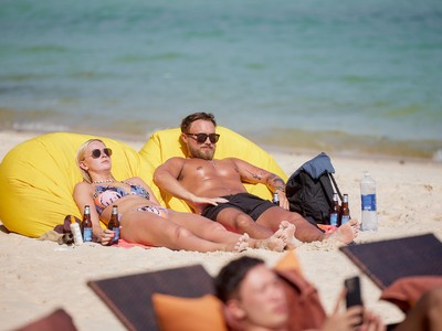 Du khách tận hưởng kỳ nghỉ biển thư thái trong không gian nhiệt đới Phú Quốc.