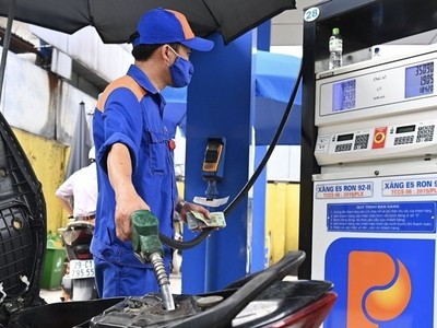 Giá xăng tăng mạnh từ 15 giờ chiều nay, đưa xăng RON95 vượt 20.000đ/lít. 