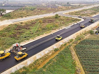 Thi công xây dựng đường song hành thuộc Dự án vành đai 4 vùng Thủ đô. 