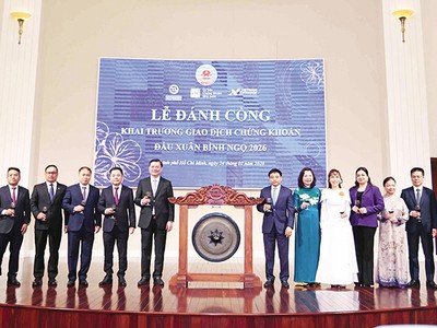 Bộ trưởng Bộ Tài chính Nguyễn Văn Thắng và các đại biểu khai trương phiên giao dịch đầu xuân Bính Ngọ 2026. Ảnh: P.V 