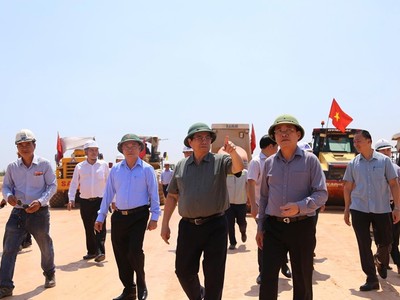 Thủ tướng Phạm Minh Chính kiểm tra dự án nâng cấp Cảng hàng không Phù Cát 